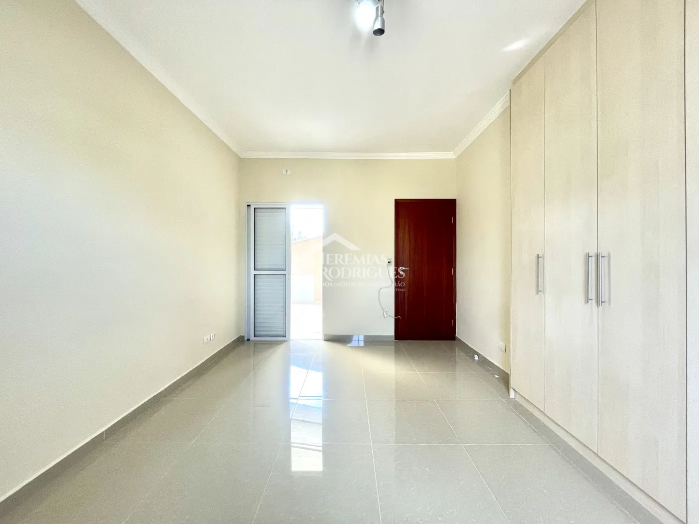 Casa para locação com 3 suítes no Condomínio Campos do Conde III em Tremembé/SP. 