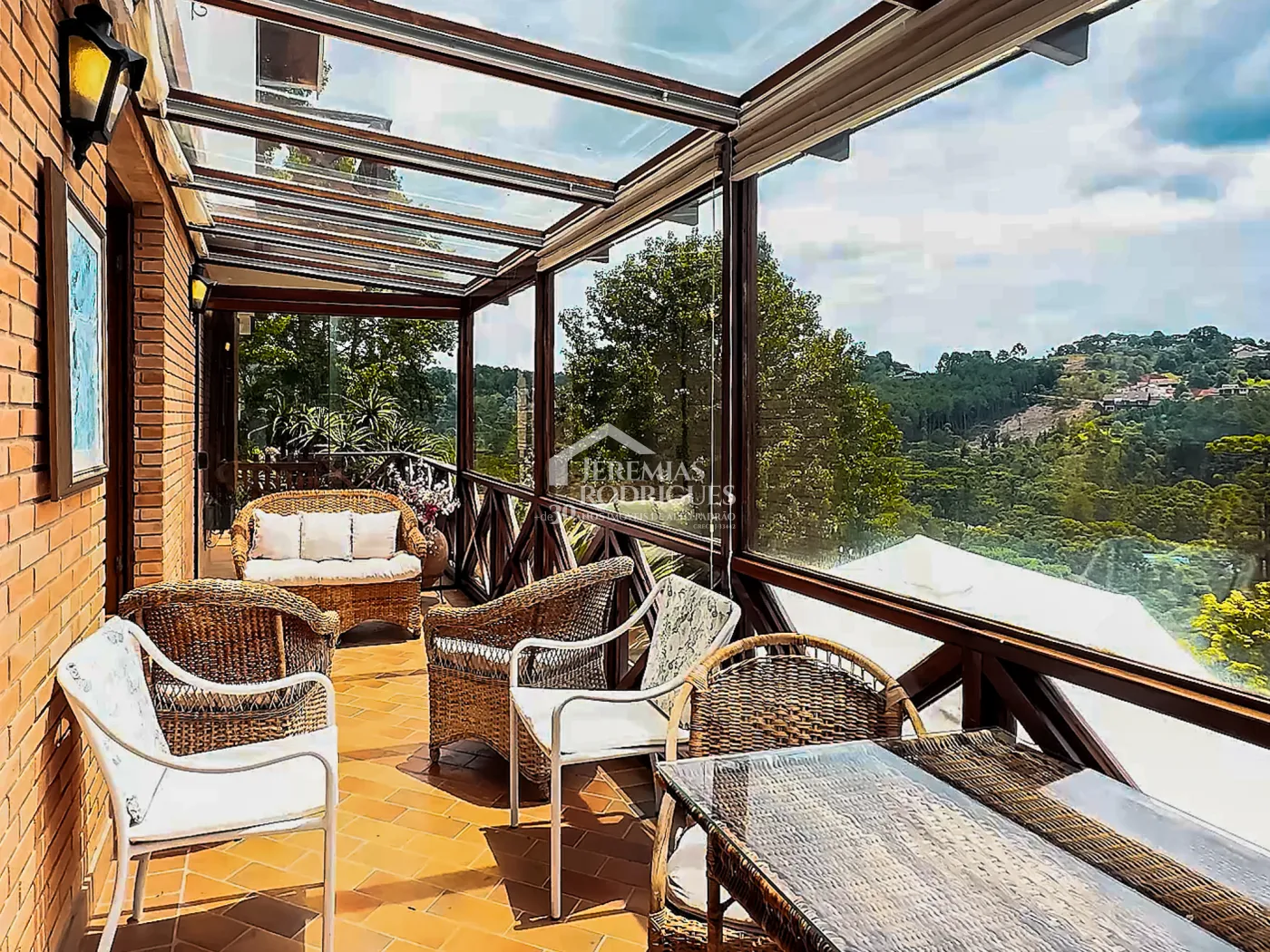 Casa à venda com 5 dormitórios no Condomínio Residencial Gran Ville em Campos do Jordão/SP.