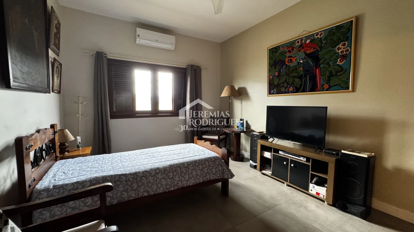 Casa assobradada à venda com 4 dormitórios no Condomínio Jardim das Hortênsias em Taubaté/SP.