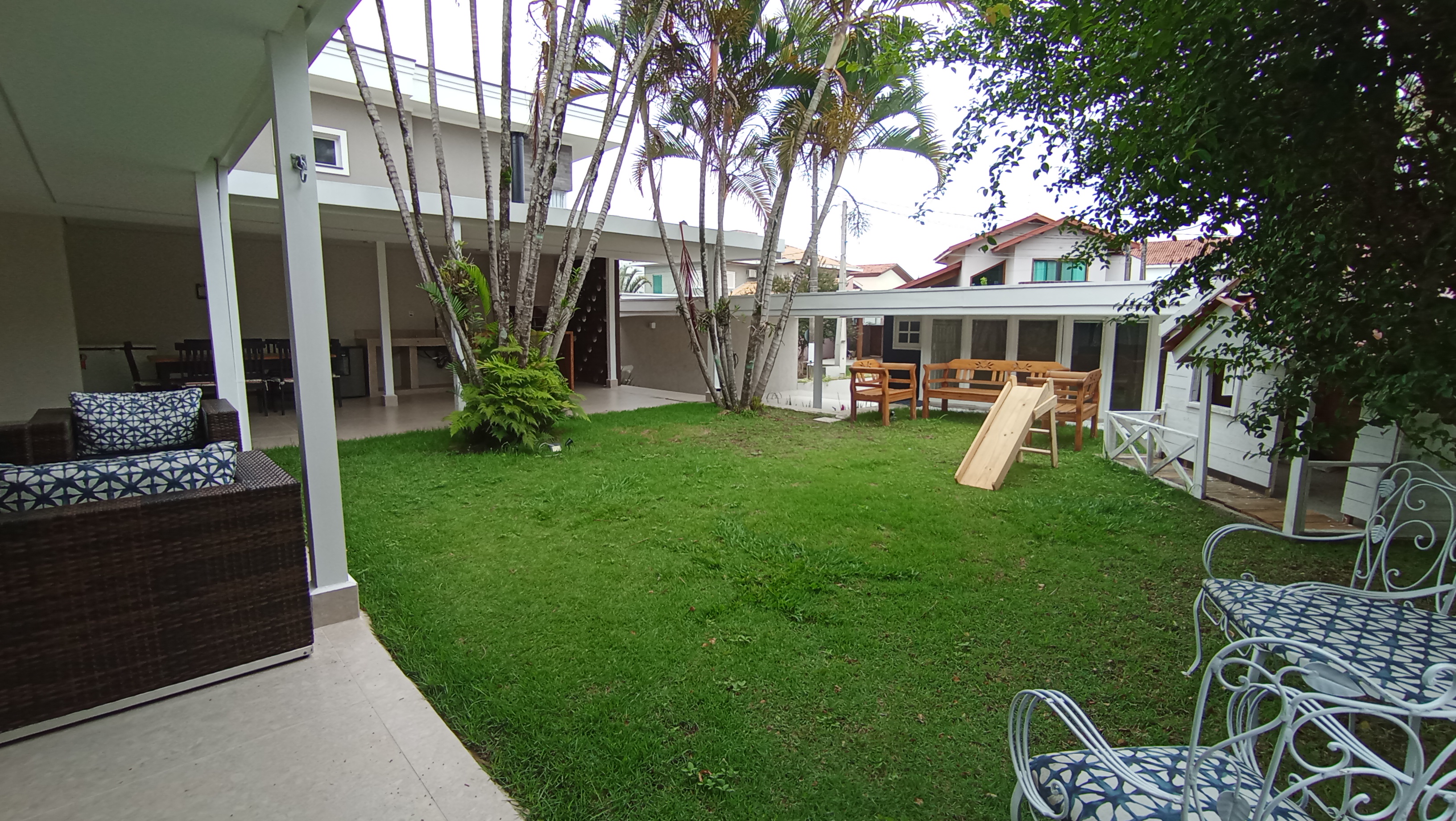 Casa à venda com 3 dormitórios no Condomínio Portal do Sol em Tremembé/SP.