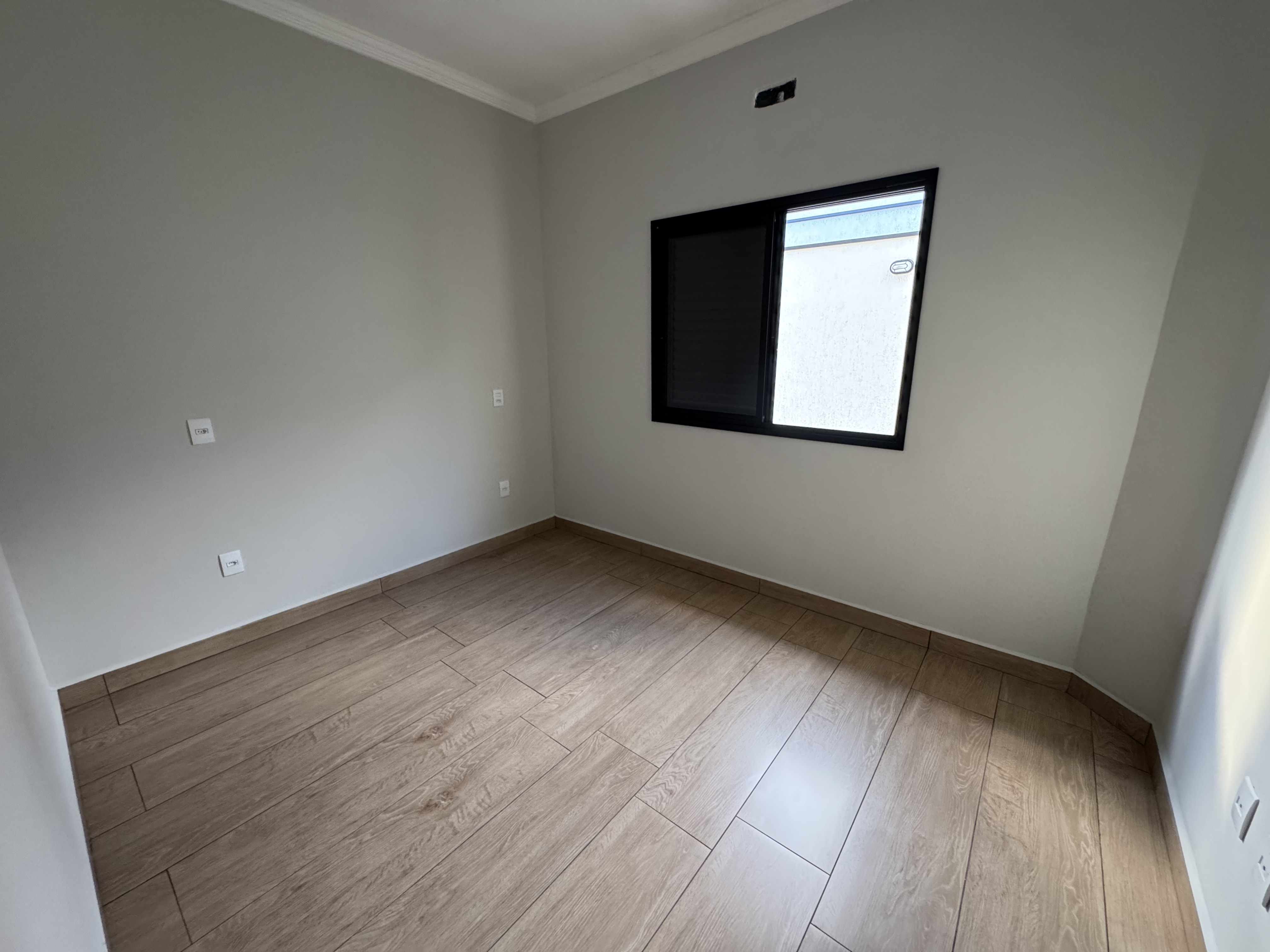 Casa à venda com 3 dormitórios no Condomínio Laguna em Pindamonhangaba/SP.