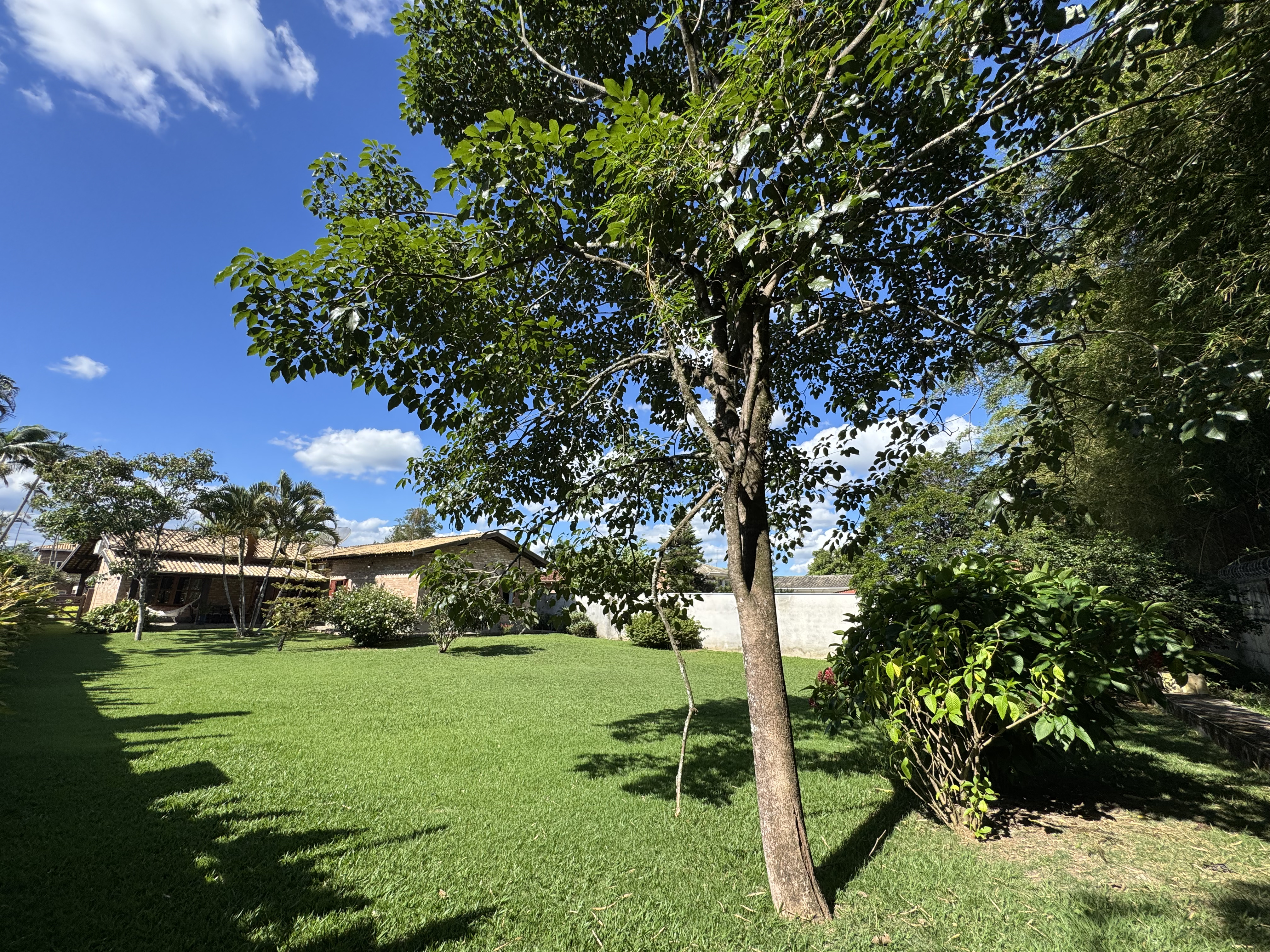 Casa à venda com 4 dormitórios no Condomínio Village Paineiras em Pindamonhangaba/SP.