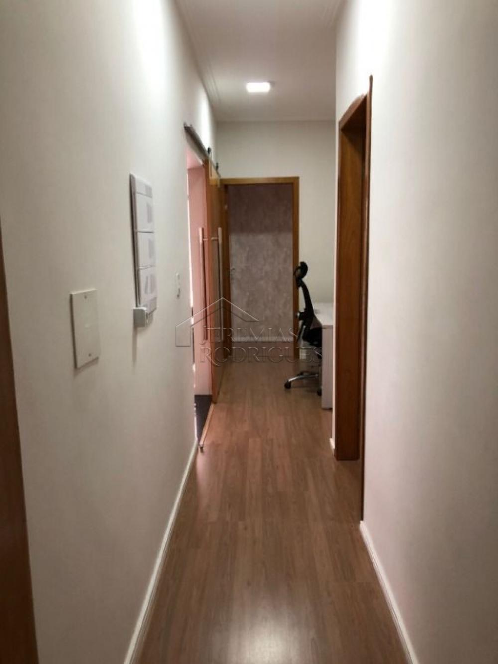 Casa à venda com 3 suítes no Condomínio Reserva dos Lagos em Pindamonhangaba/SP.