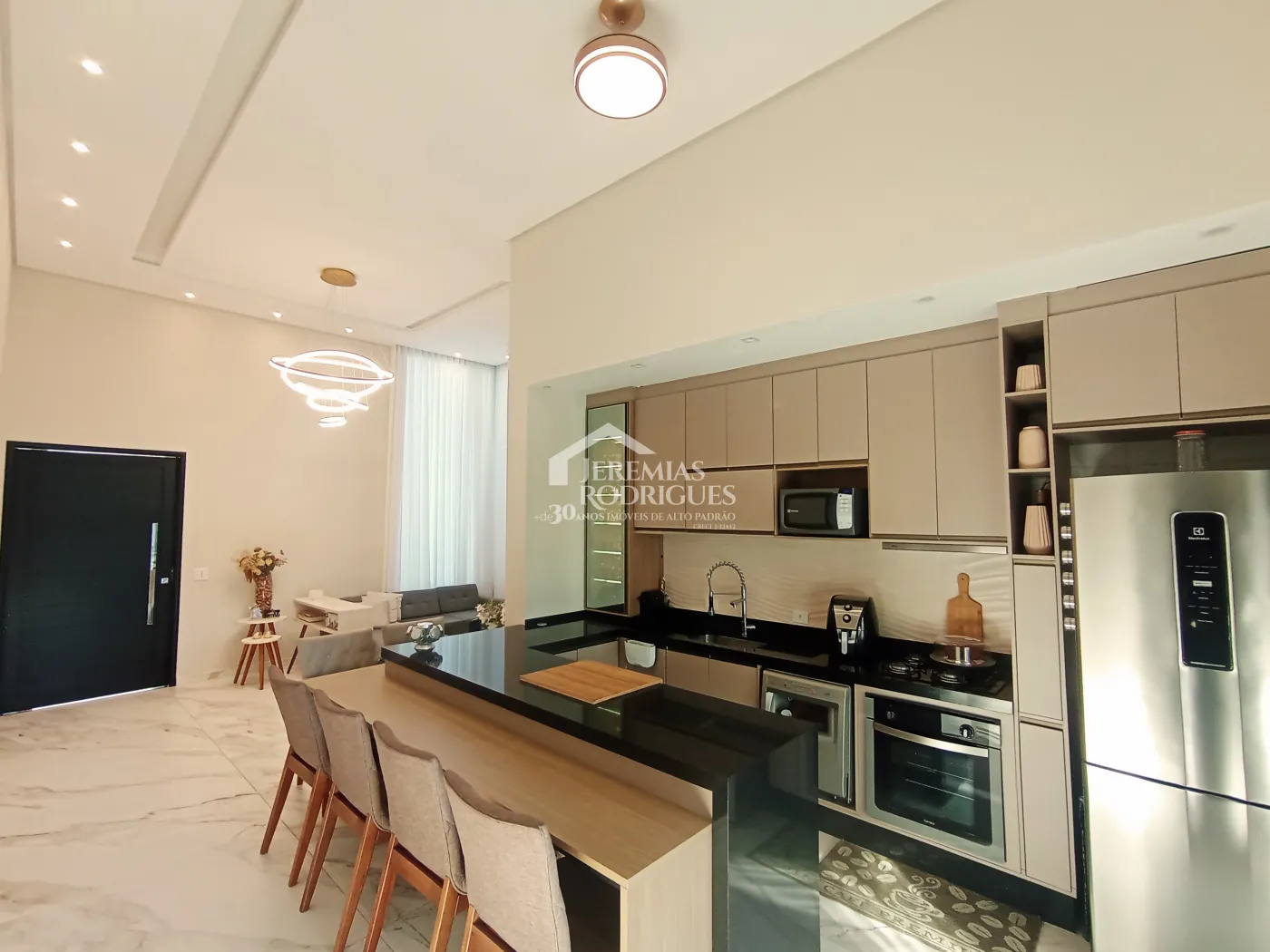 Casa à venda com 3 dormitórios no Condomínio Terras do Vale em Caçapava/SP.