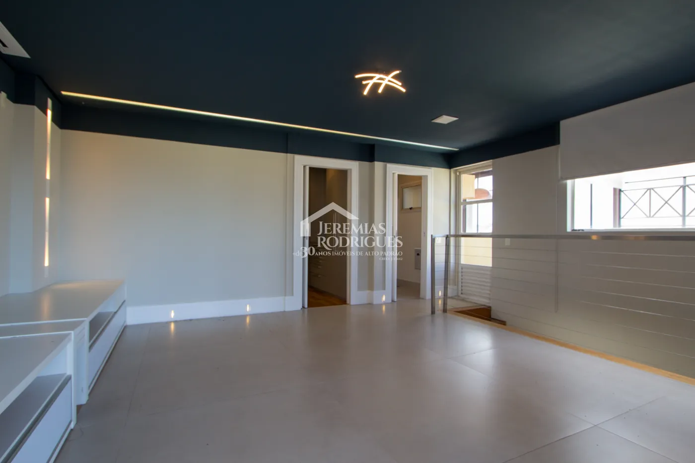 Apartamento à venda com 3 suítes, 274 m² no Edifício Milão em Taubaté/SP.