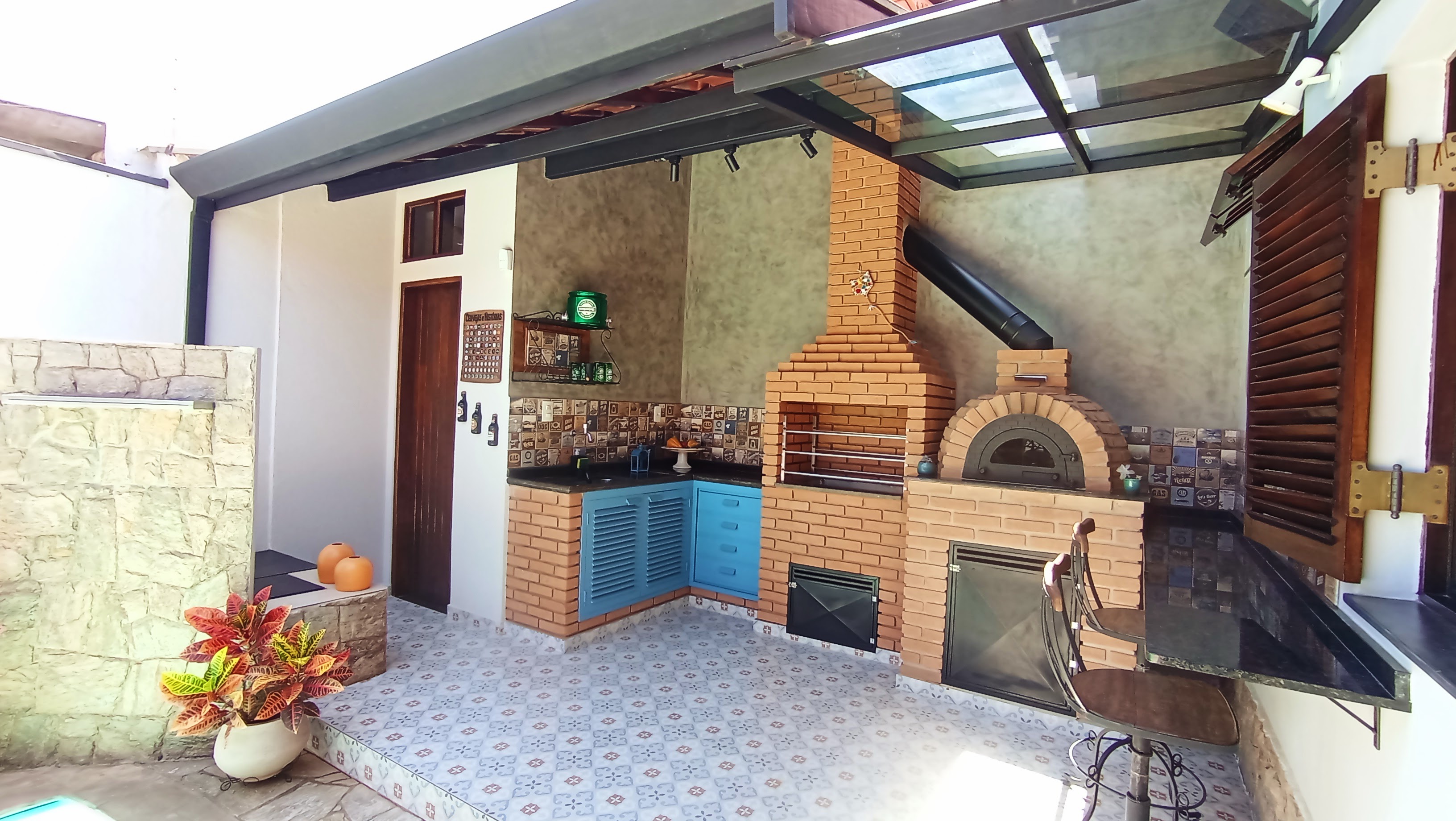 Casa à venda com 3 dormitórios no bairro Jardim do Sol em Taubaté/SP.