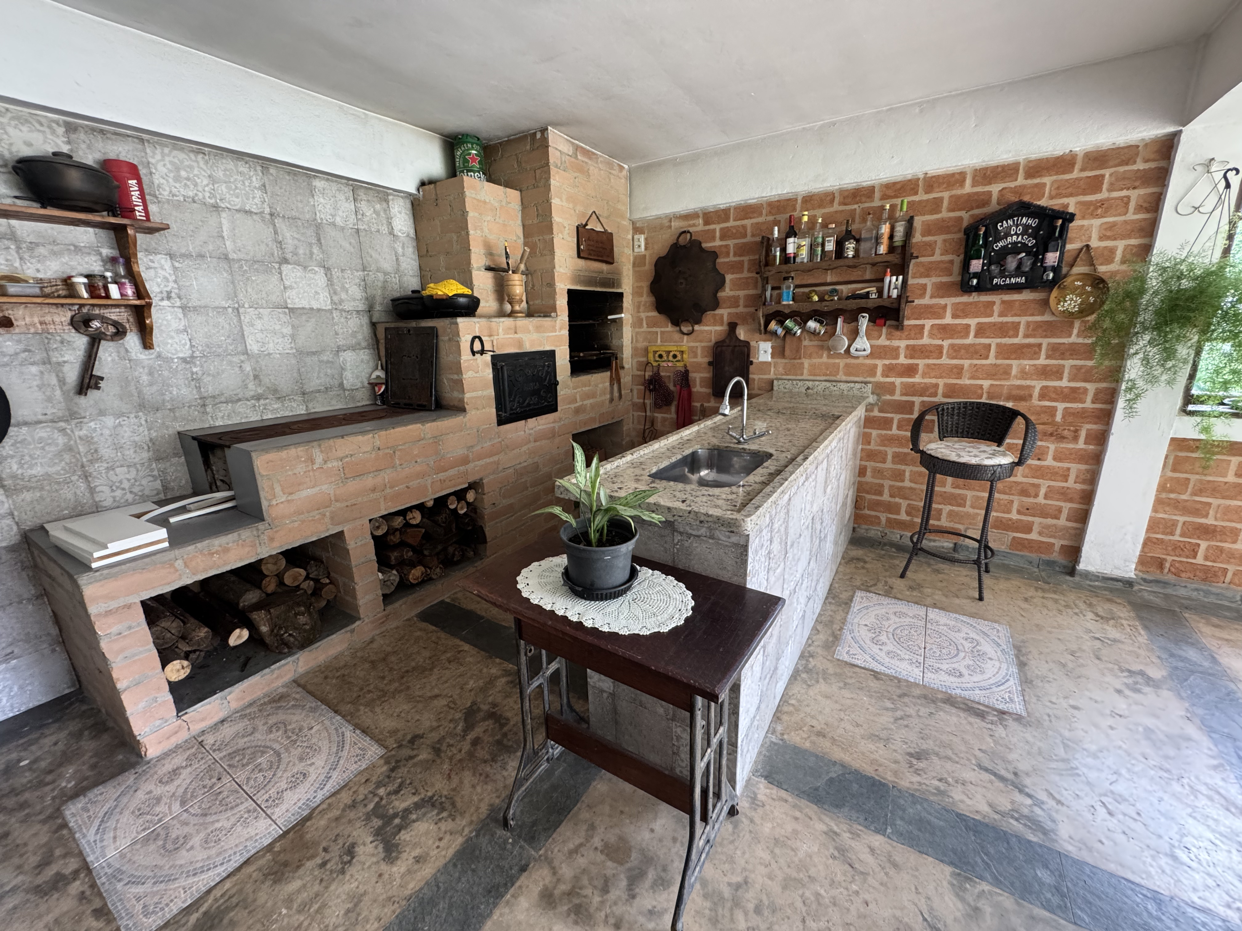 Casa à venda com 3 dormitórios no Condomínio Village Paineiras em Pindamonhangaba/SP.