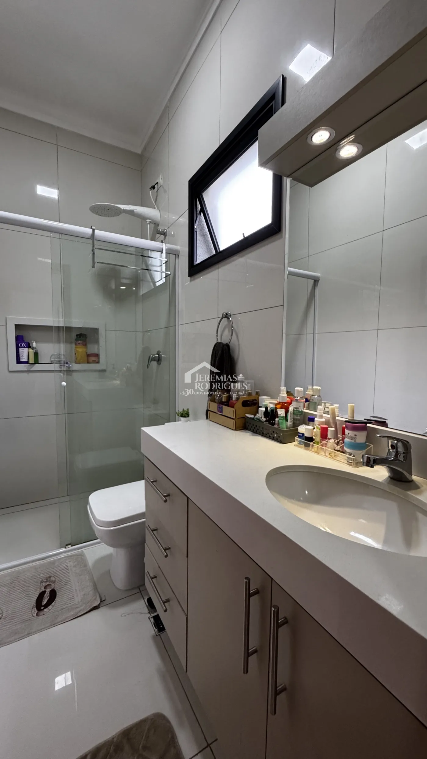 Casa à venda com 3 suítes no Condomínio Reserva dos Lagos em Pindamonhangaba/SP.