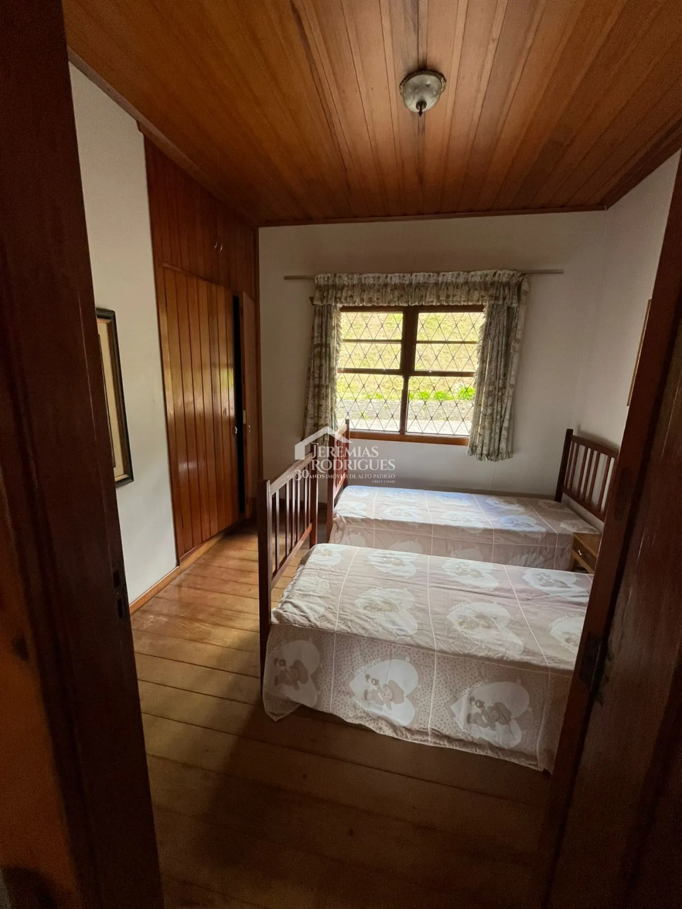 Casa para venda com 3 dormitórios no Jardim do Embaixador em Campos do Jordão/SP