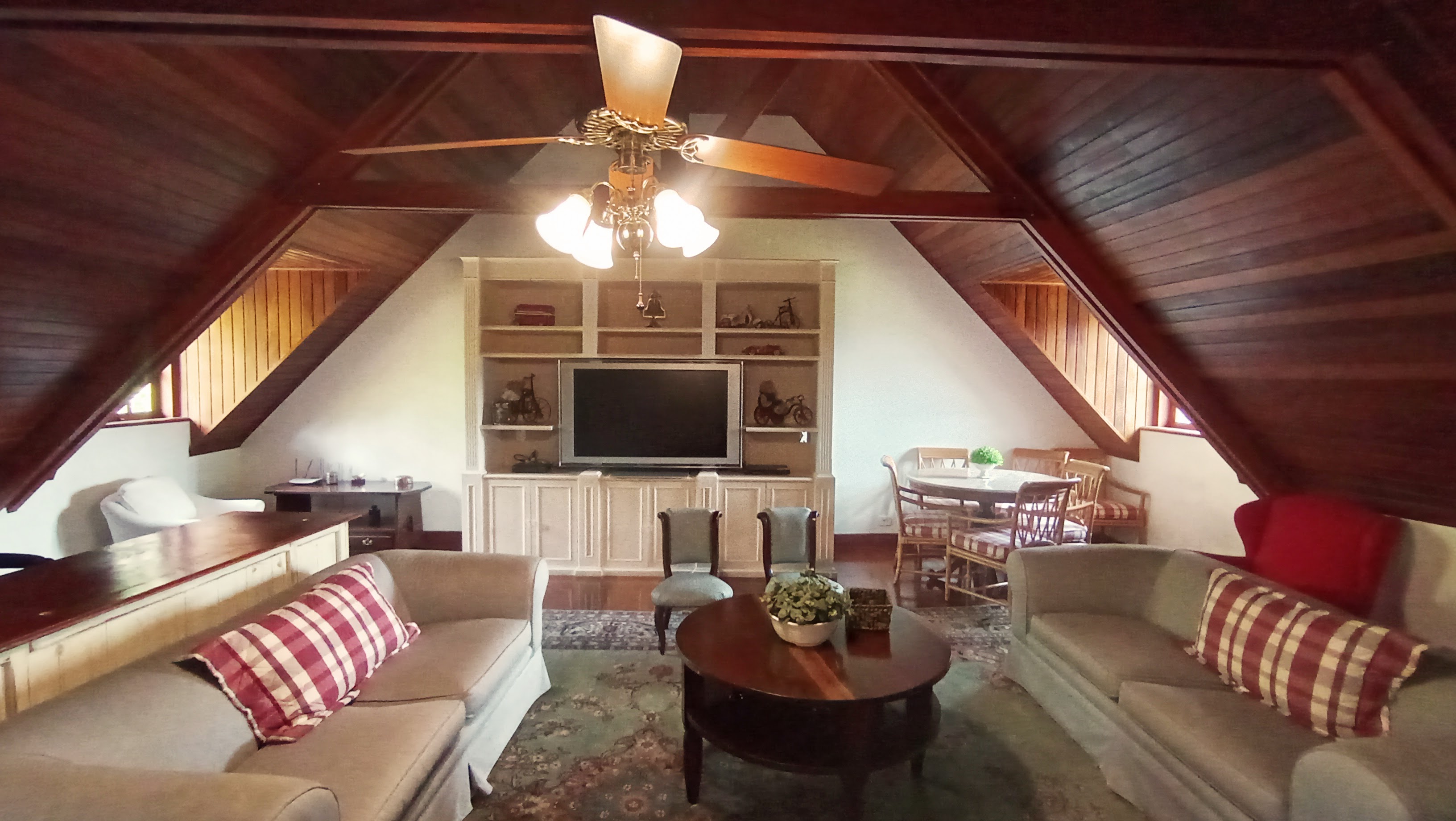 Casa à venda com 5 dormitórios no Capivari em Campos do Jordão/SP.