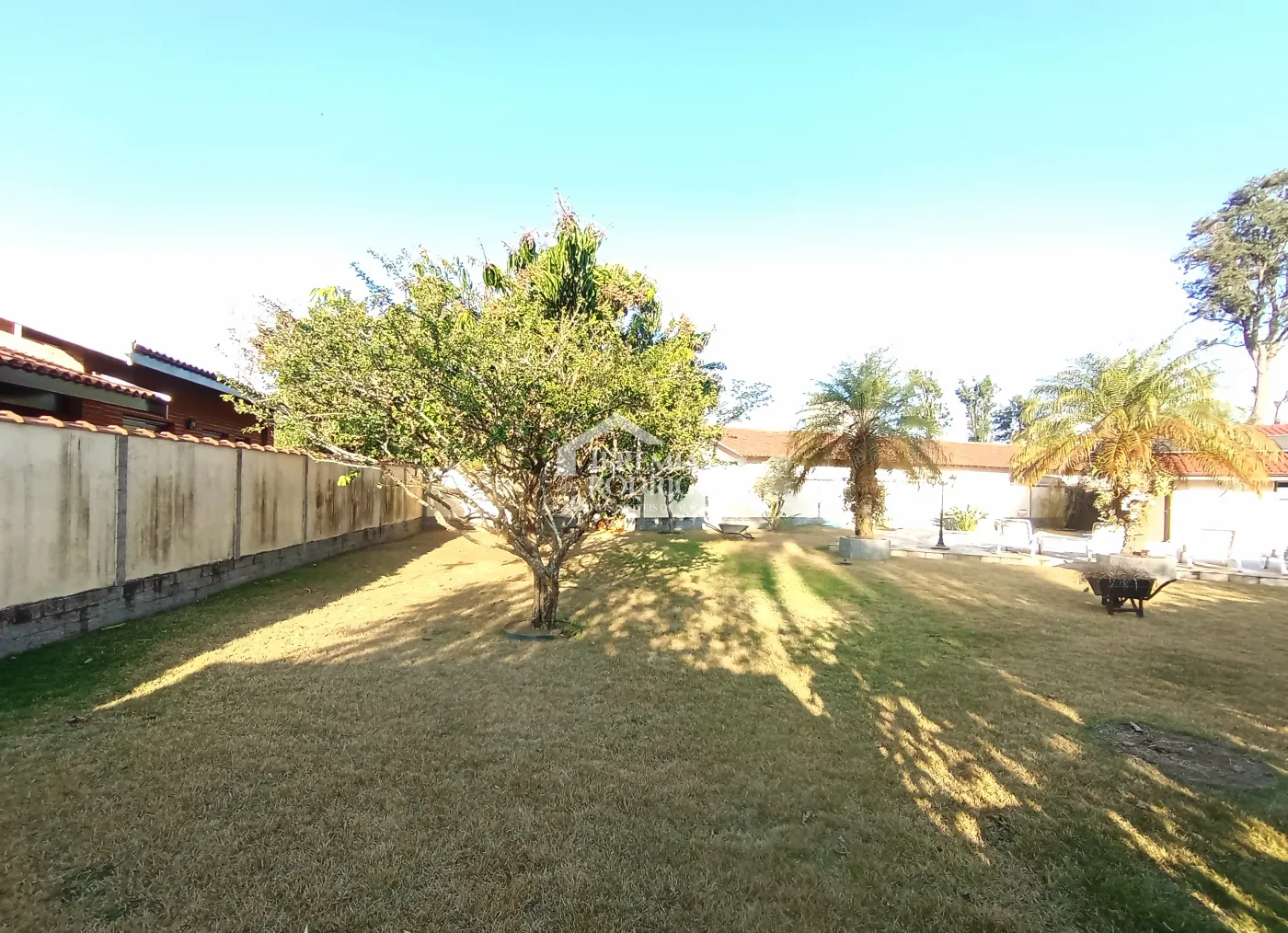 Casa à venda com 4 dormitórios no Condomínio Village Paineiras em Pindamonhangaba/SP.