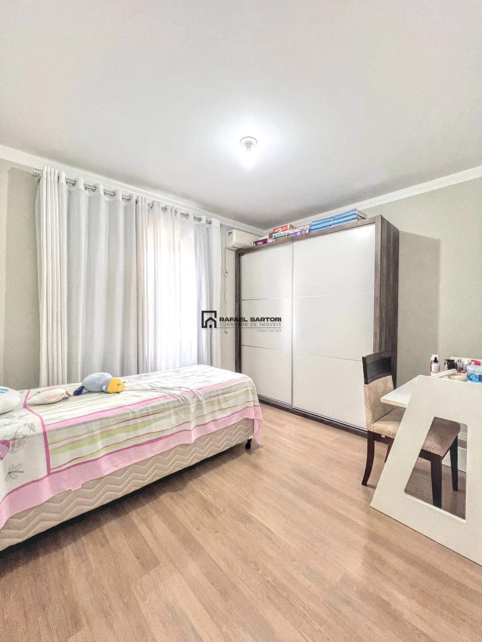 CASA EM MEIO LOTE NO CENTRO