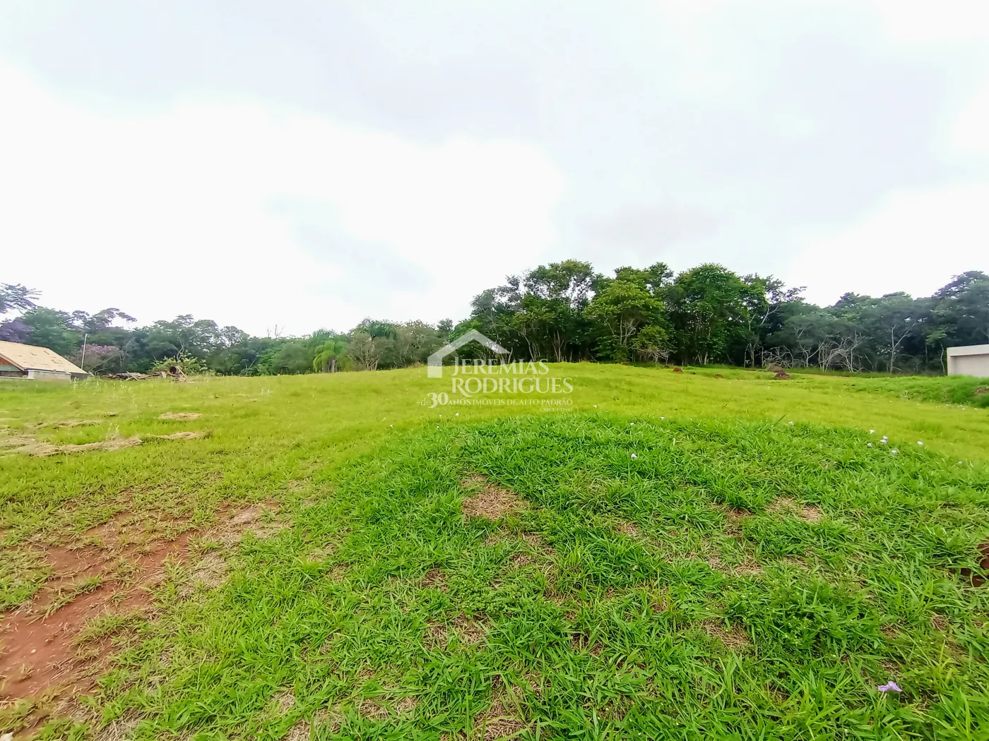 Terreno à venda com 990 m² no Condomínio Altos do Cataguá em Taubaté/SP.