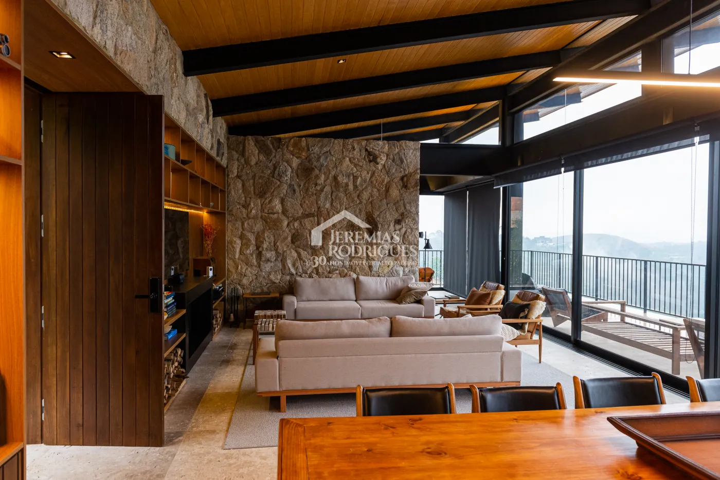 Casa com 5 quartos, 560 m²- Colinas Capivari - Campos do Jordão/SP