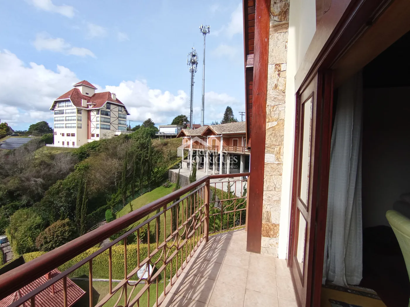 Apartamento para venda com 4 dormitórios no Edifício Solar Bela Vista em Campos do Jordão/SP