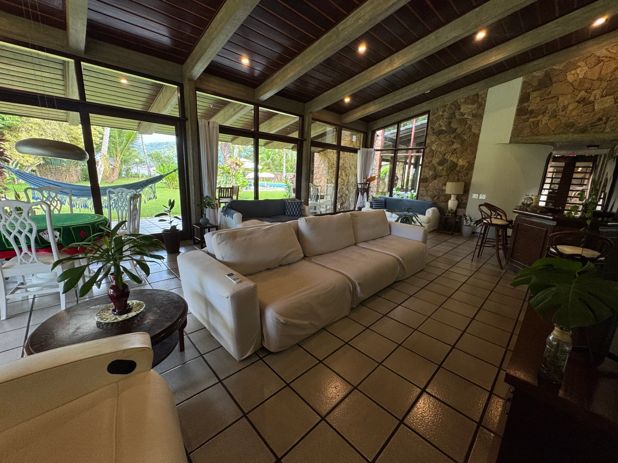 Casa á venda com 5 suítes, pé na areia no Condomínio Domingas Dias em Ubatuba/SP.