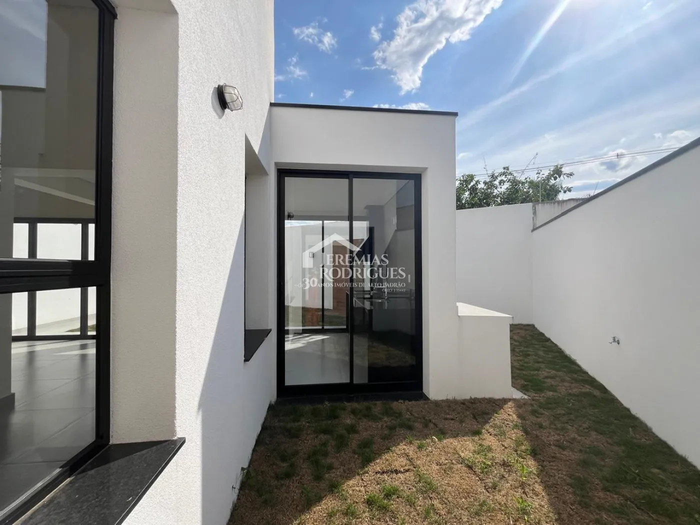 Casa com 3 dormitórios, 199 m² - Condomínio Parque das Araucárias - Tremembé/SP.