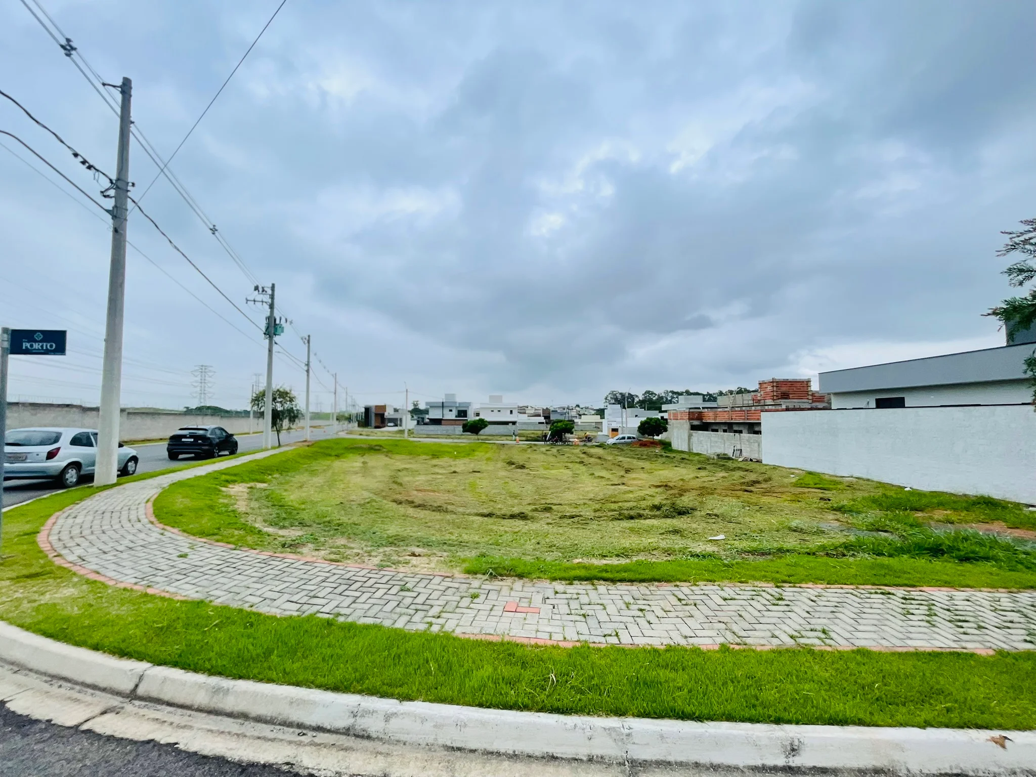 Terreno à venda com 374 m² no Condomínio Bosque do Imperador em Pindamonhangaba/SP. 