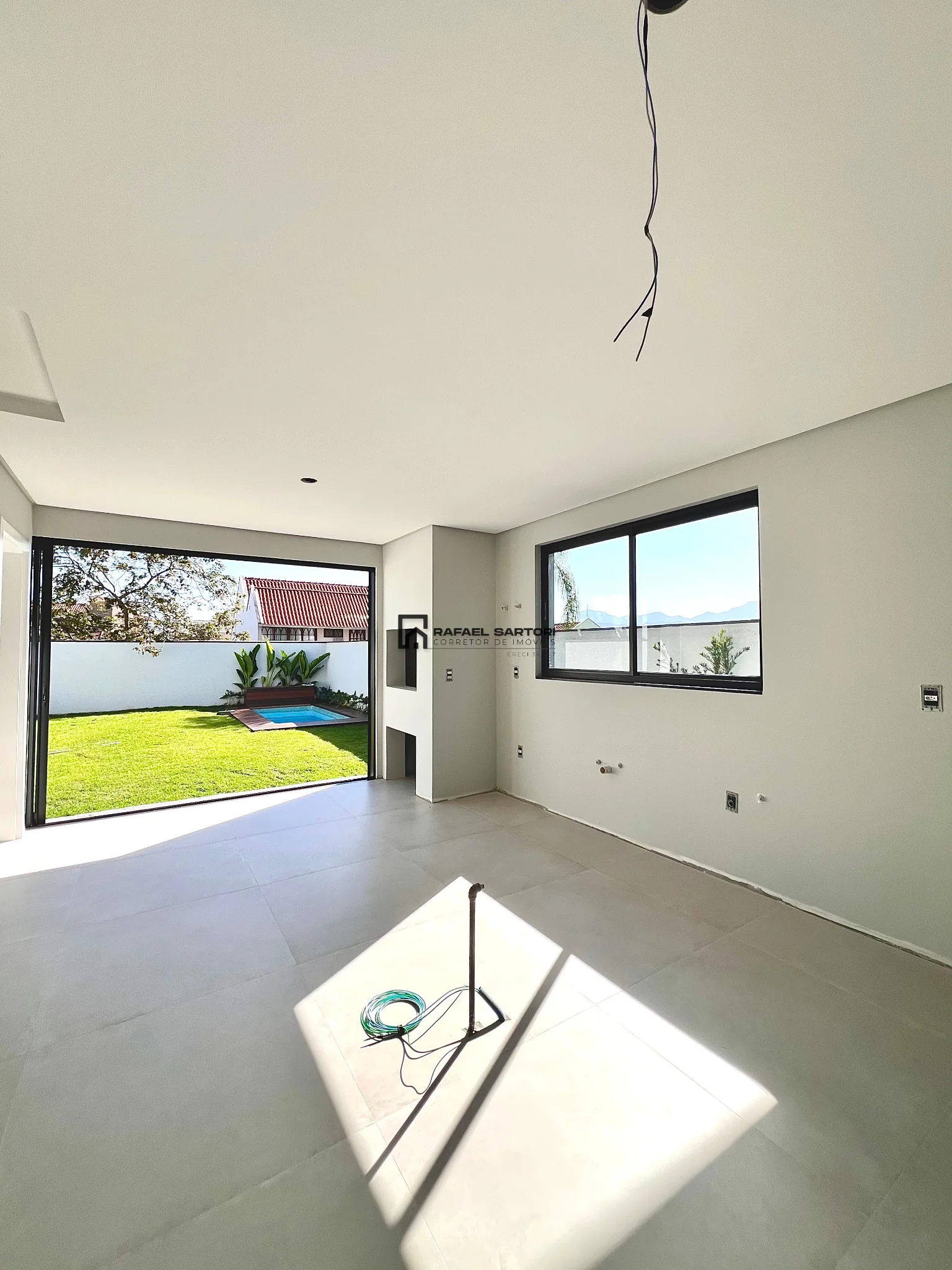 CASA COM 03 SUITES NO AMIZADE