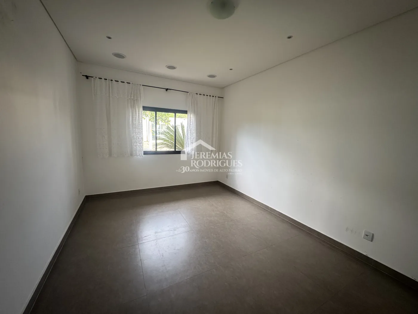 Casa para venda e locação com 4 suítes no Condomínio Village Splendore em Pindamonhangaba/SP.