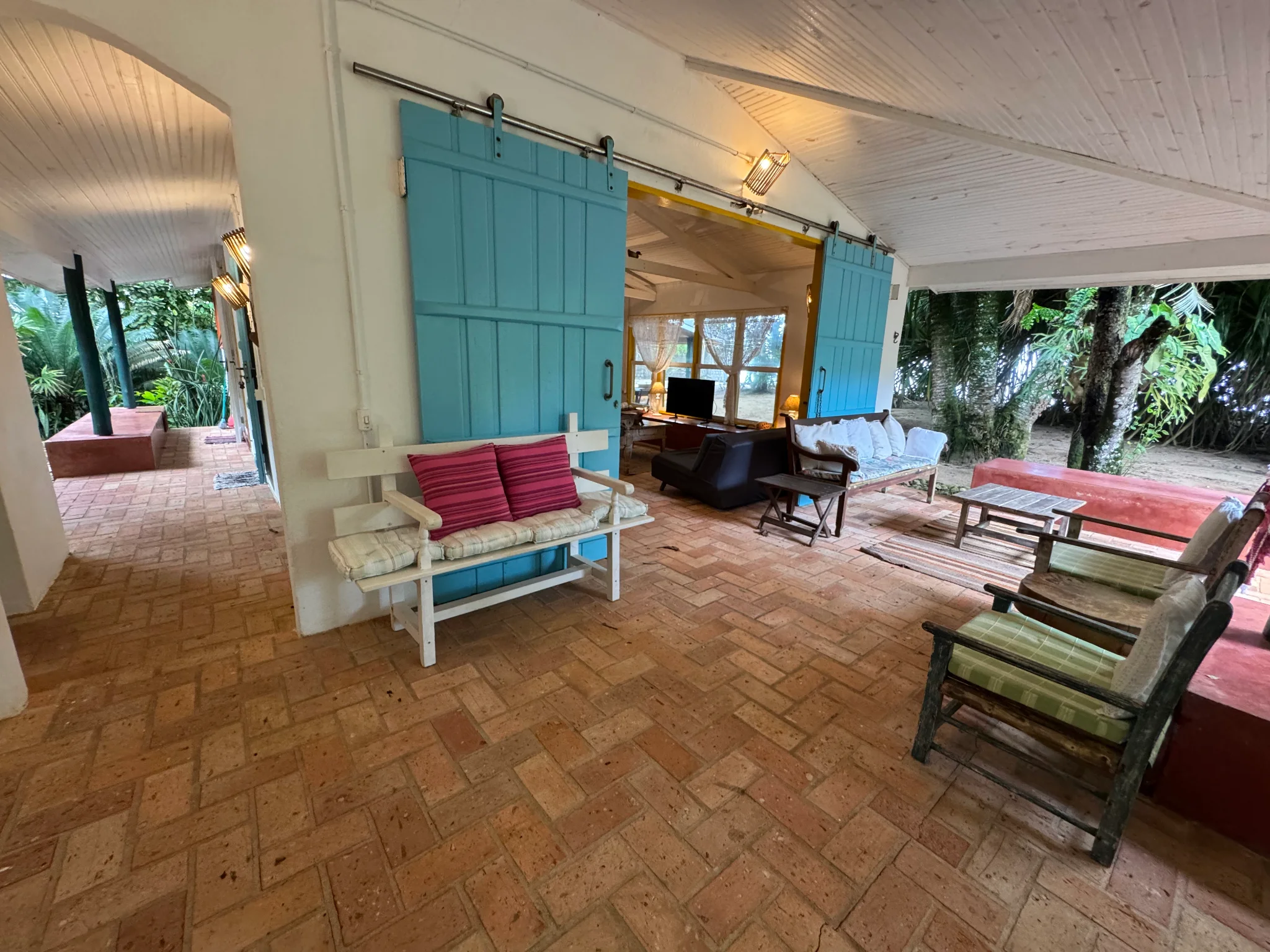 Casa à venda com 5 dormitórios na Praia Vermelha do Centro em Ubatuba/SP. 