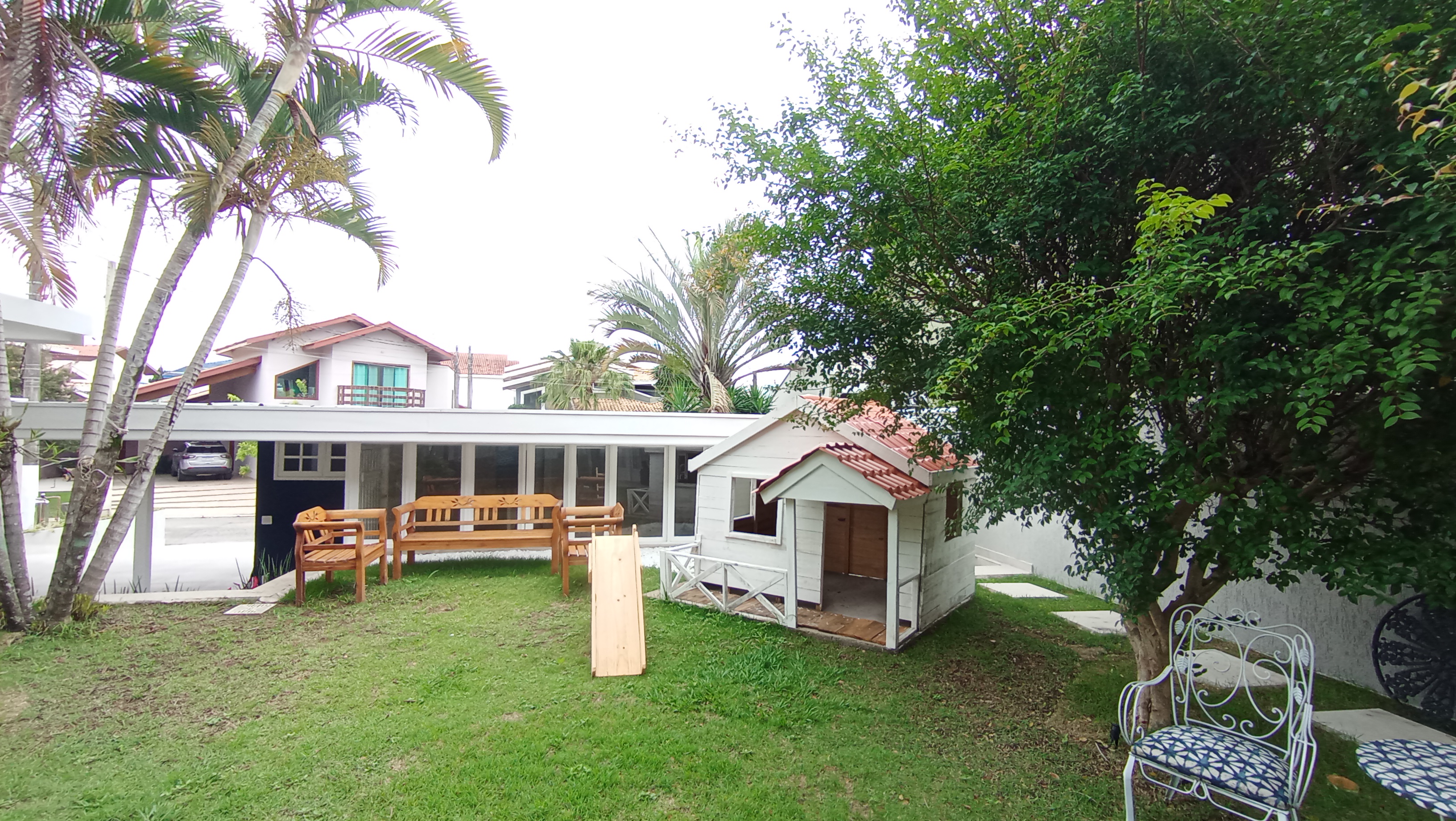 Casa à venda com 3 dormitórios no Condomínio Portal do Sol em Tremembé/SP.