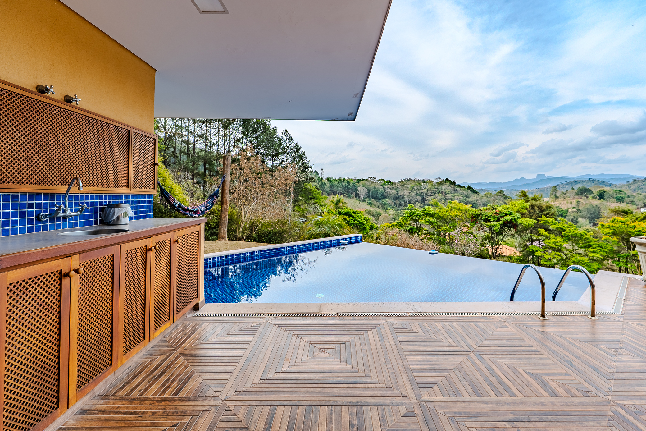 Casa à venda com com 5 suítes no Condomínio Country Club em Santo Antônio do Pinhal/SP. 