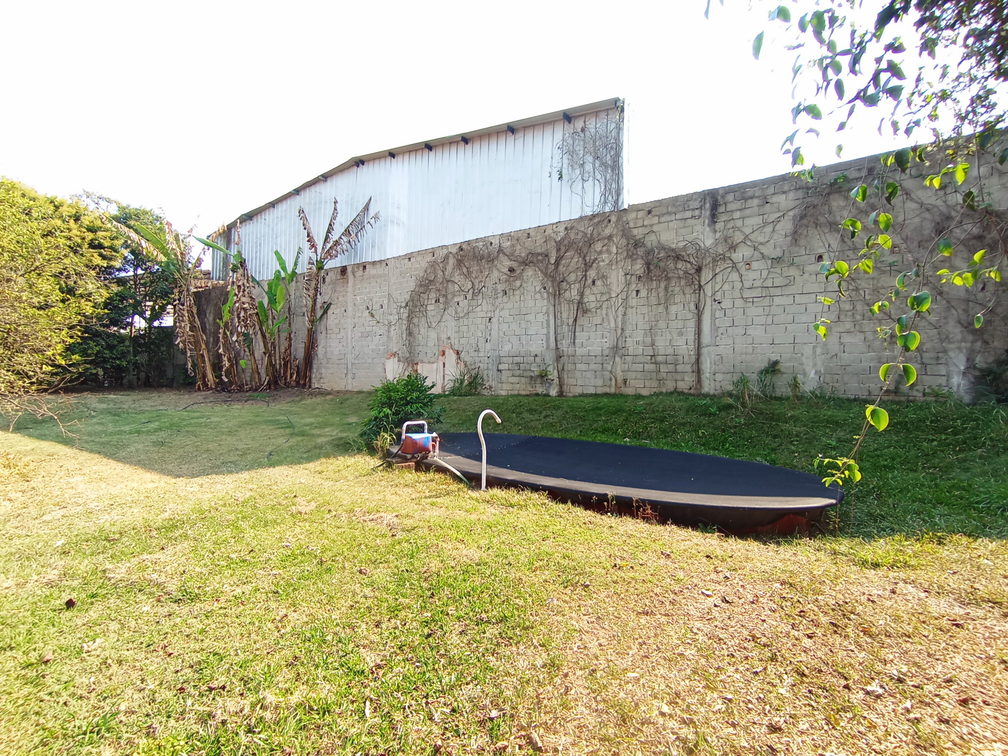 Chácara para venda e locação com 3 dormitórios no bairro Santana em Pindamonhangaba/SP.
