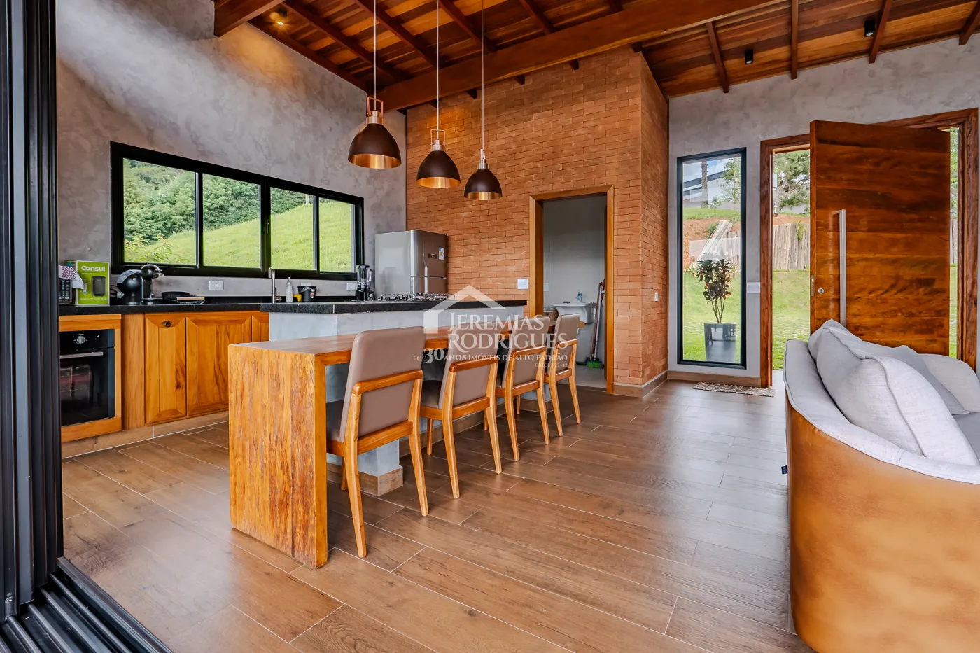 Casa à venda térrea com 2 suítes no Condomínio Parque da Mantiqueira em Santo Antônio do Pinhal/SP.