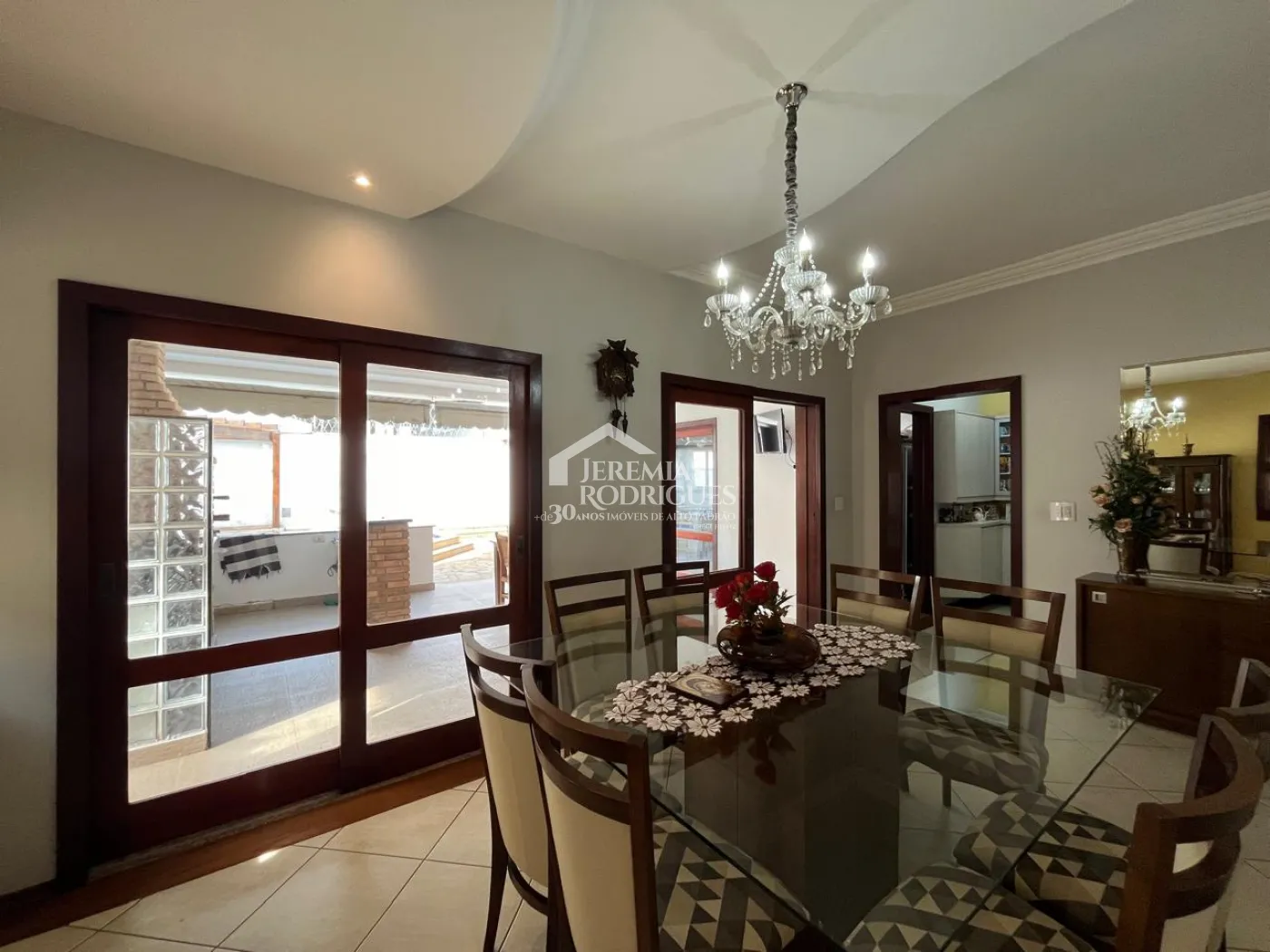 Casa à venda com 4 suítes no Condomínio Taubaté Village em Taubaté/SP.