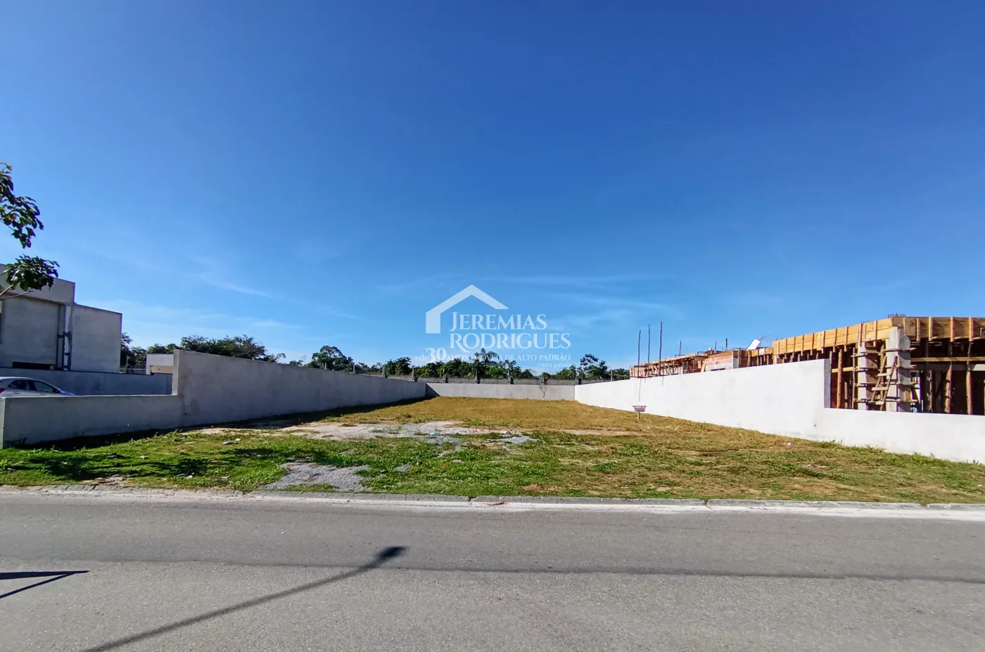 Terreno à venda com 1.044 m² no Condomínio Colonial Village II em Pindamonhangaba/SP.