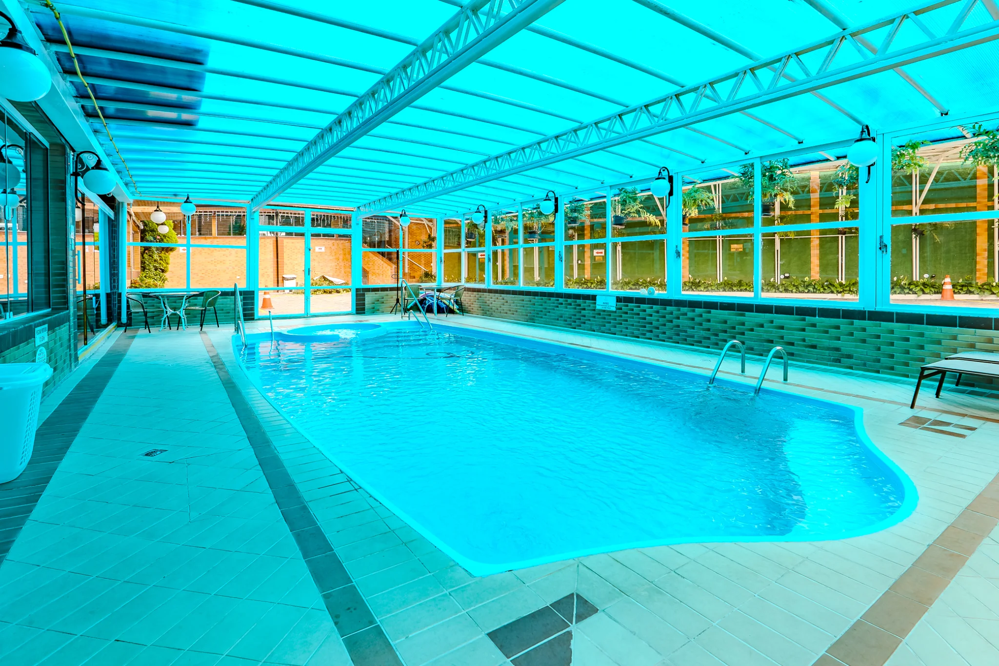 Hotel à venda com 53 apartamentos no Capivari em Campos do Jordão/SP. 