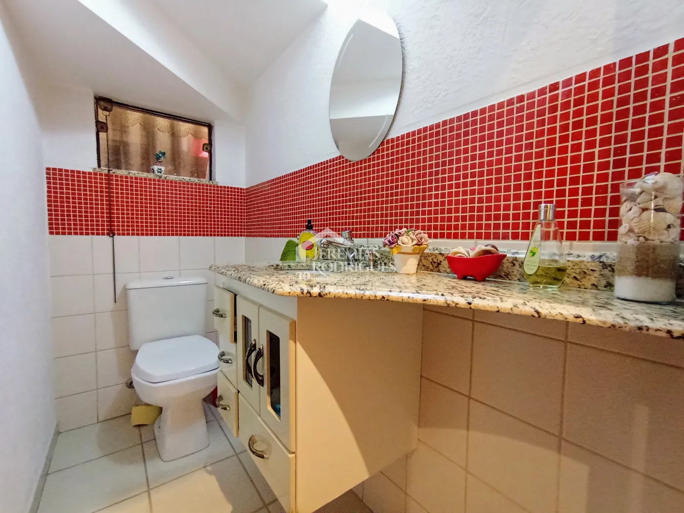 Casa assobradada à venda com 3 suítes no Condomínio Fortaleza em Taubaté/SP.