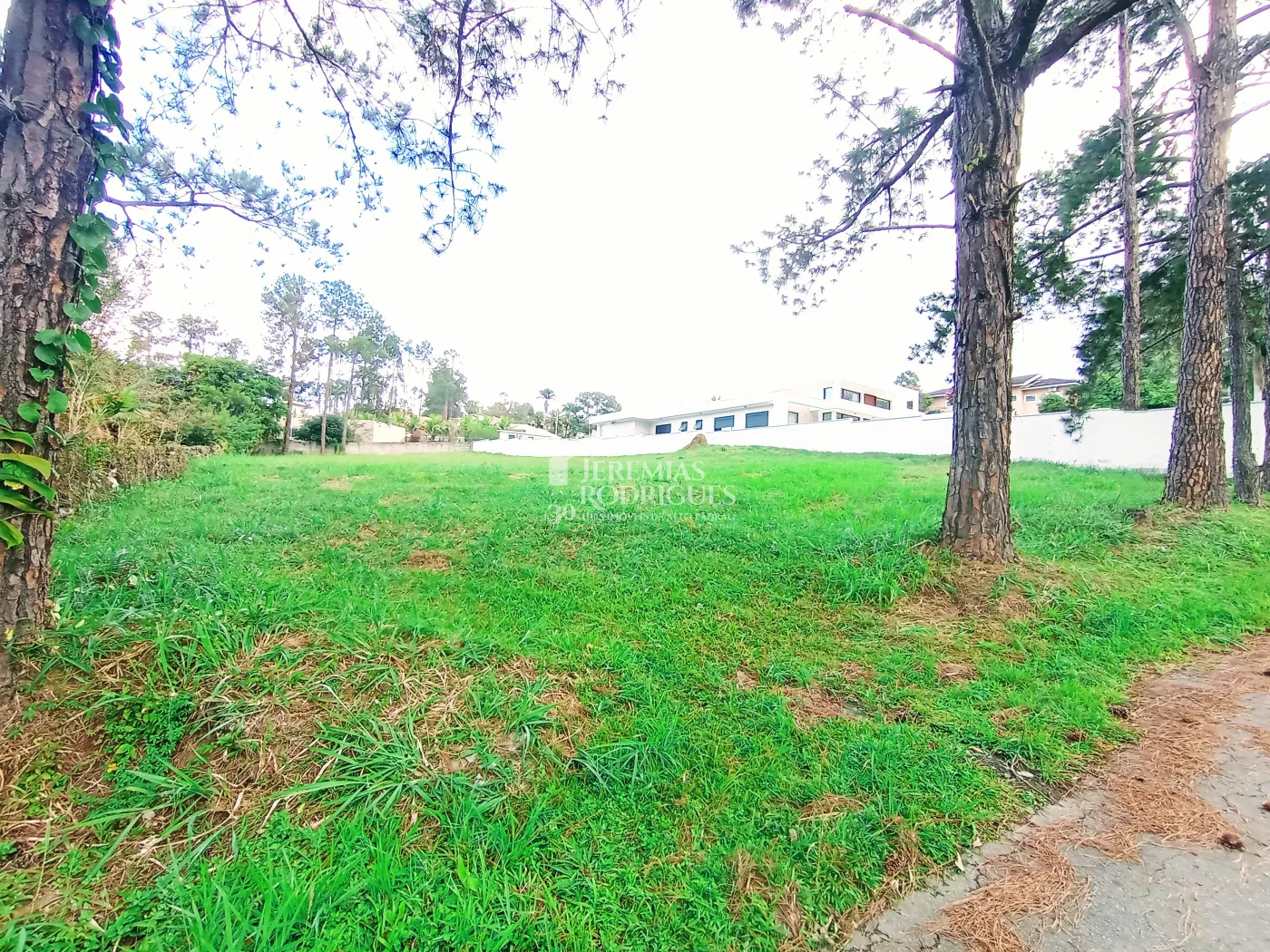 Terreno à venda com 2.293 m² no Condomínio Chácaras Cataguá em Taubaté/SP.