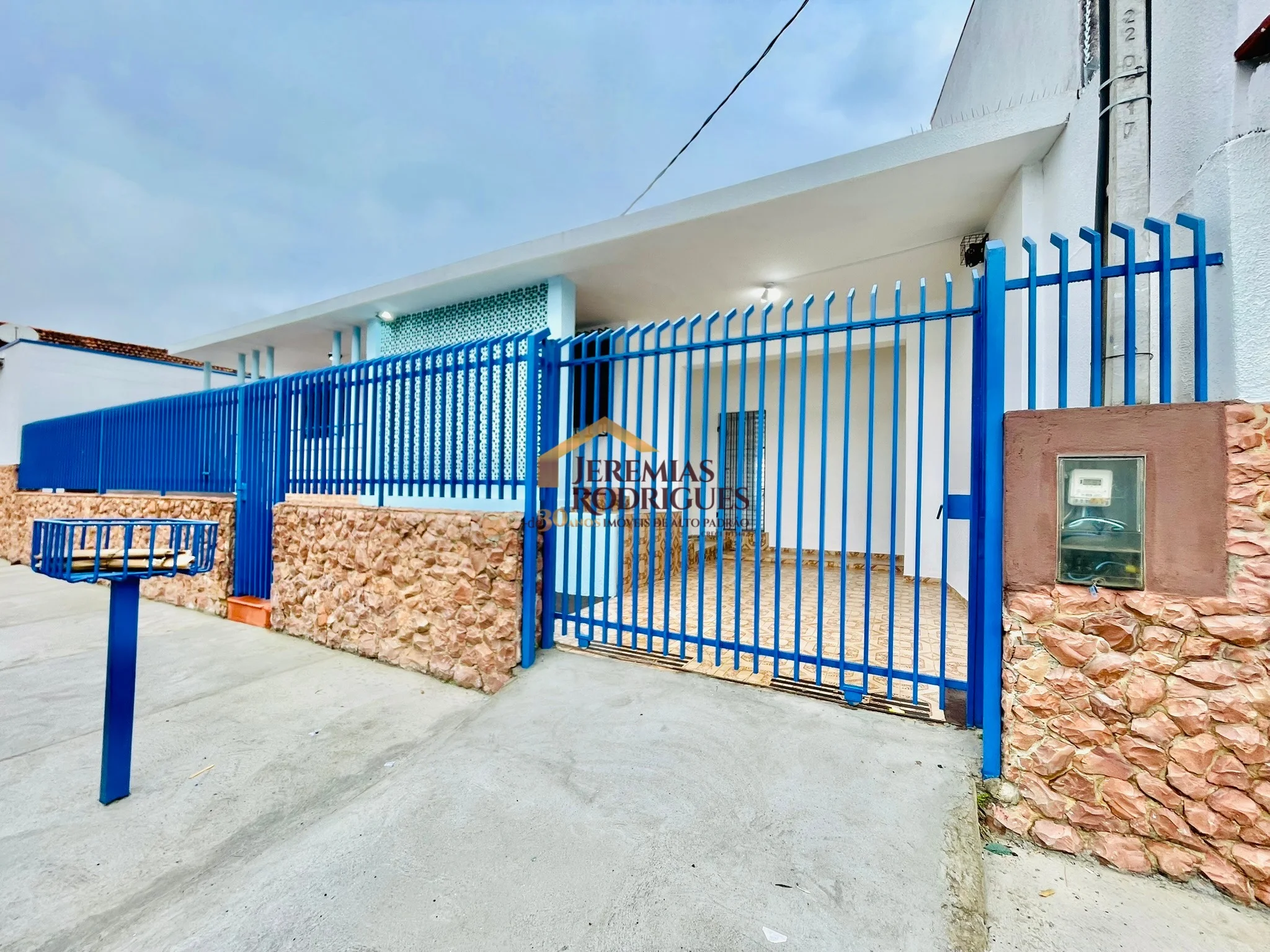 Casa para locação com estrutura para ponto comercial no Centro de Pindamonhangaba/SP. — foto 1