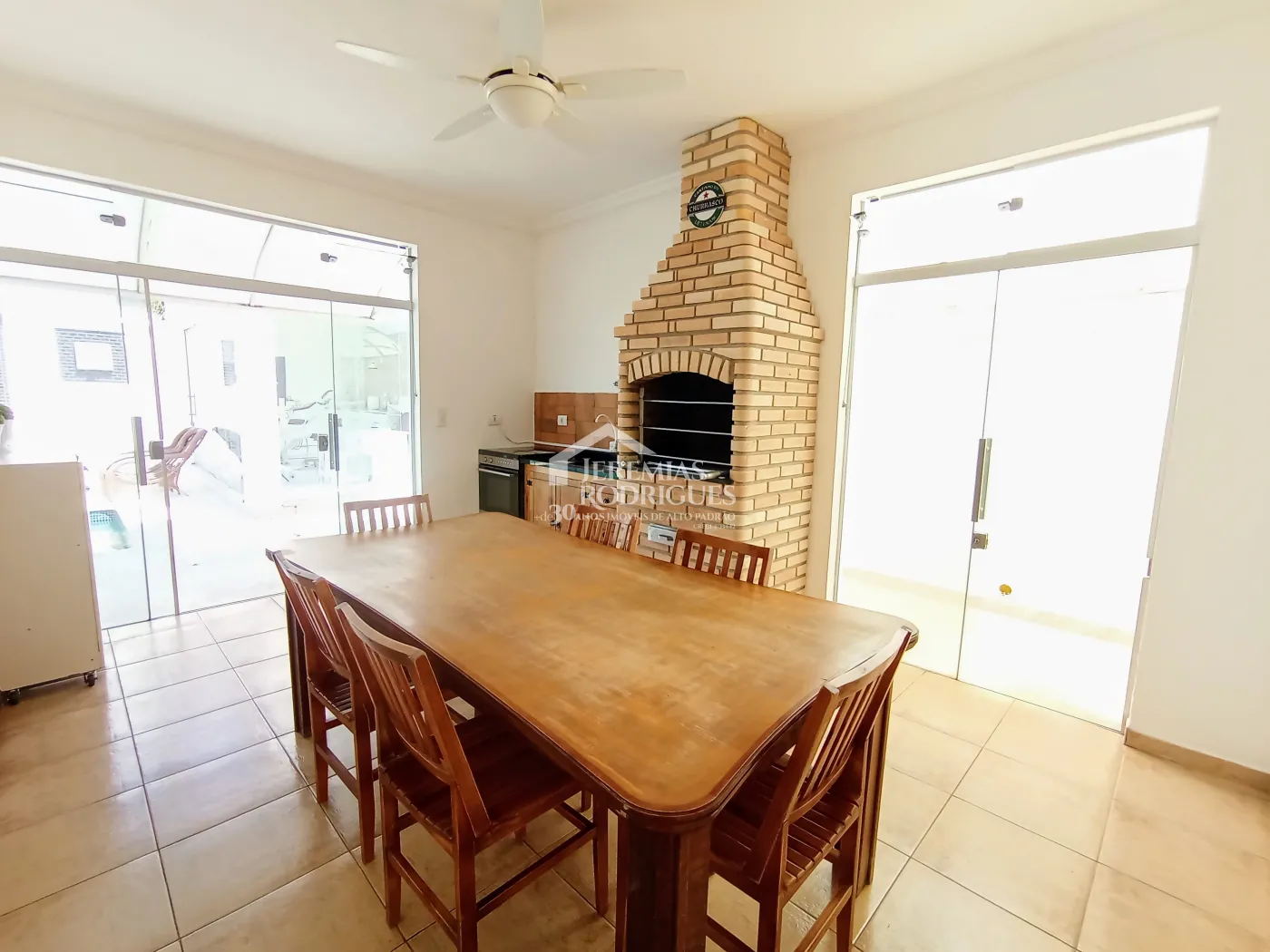 Casa assobradada com 3 suítes - Condomínio Jardim Oásis - Taubaté/SP.