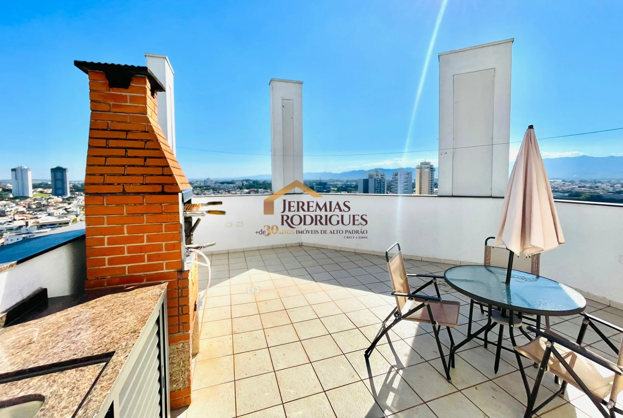 Cobertura Duplex semimobiliada para locação no Edifício Village Towers em Taubaté/SP.