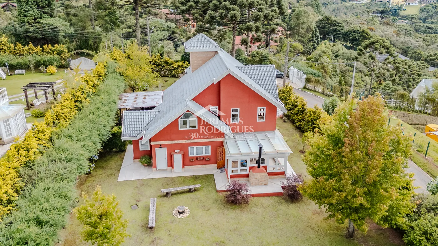 Casa assobradada à venda com 3 dormitórios no Condomínio Aldeia Austríaca em Campos do Jordão/SP.
