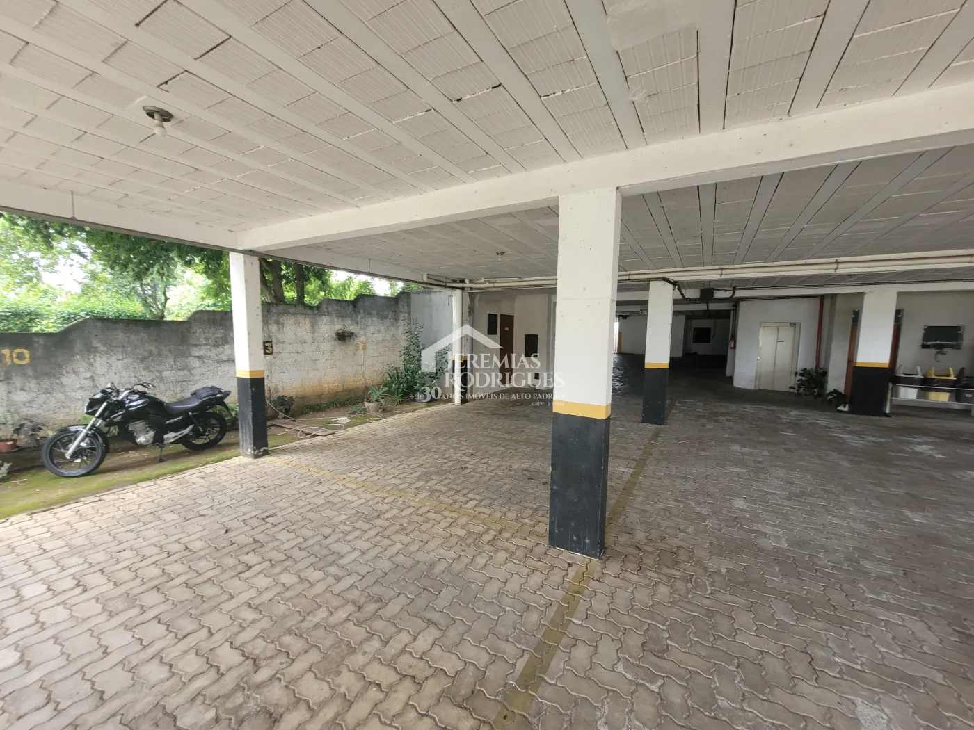 Três salas comerciais com 300 m² no Edifício Village Coworking em Pindamonhangaba/SP.