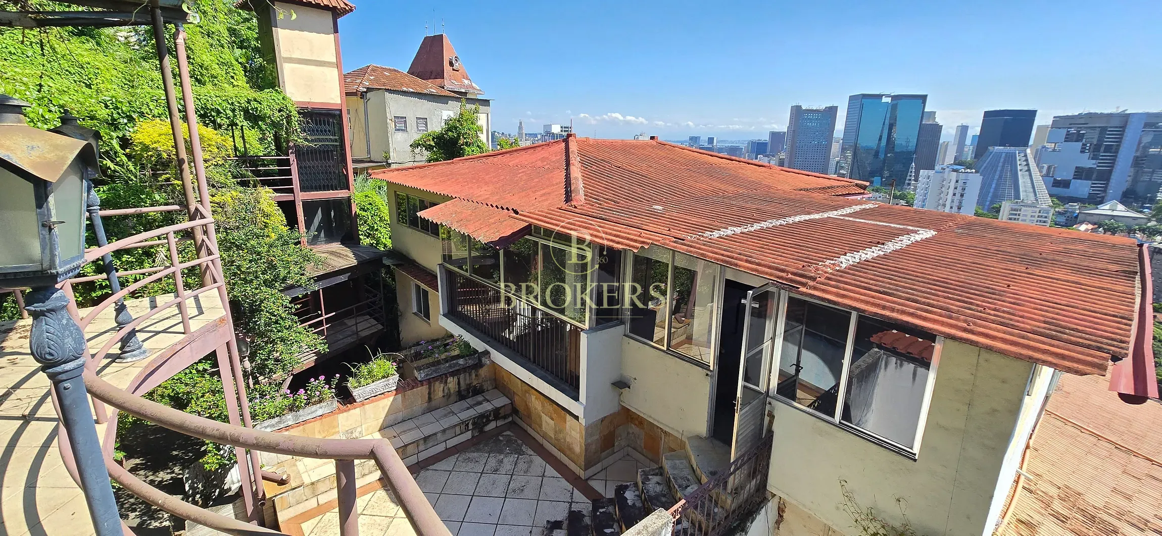 Cobertura única à venda em Santa Teresa: joia bruta triplex com 5 quartos, piscina, área gourmet, r