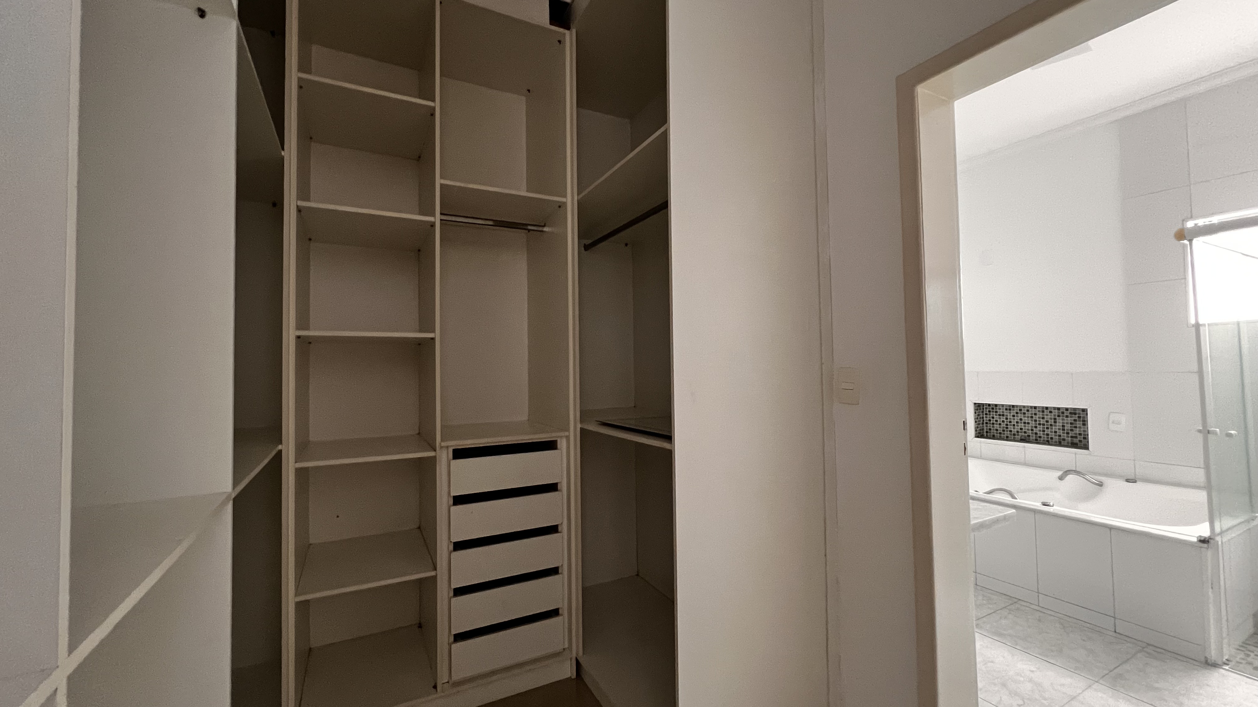 Casa à venda com 4 suítes no Condomínio Campos do Conde II em Tremembé/SP.