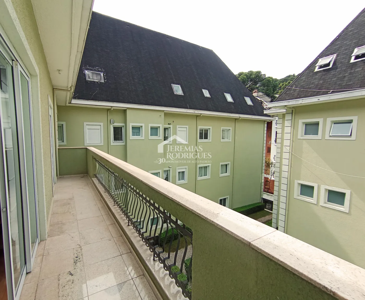 Apartamento duplex à venda com 4 suítes, 401 m² no Condomínio Chateau D Amboise em Campos do Jordão/SP.