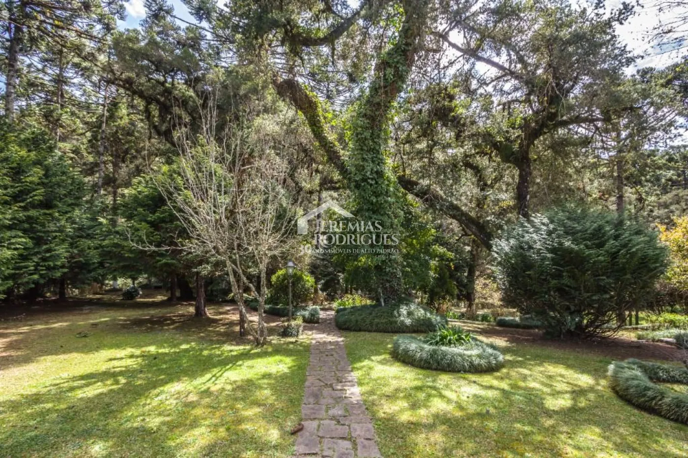 Casa à venda com 5 dormitórios no Jardim Embaixador em Campos do Jordão/SP