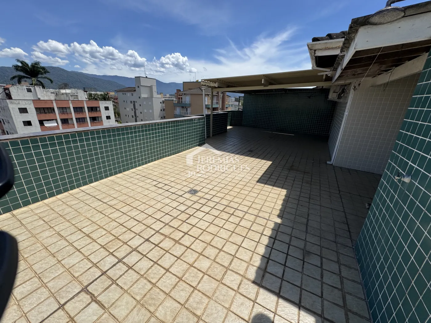 Apartamento à venda com 3 dormitórios, 239 m² no Edifício Pontal da Roca em Ubatuba/SP.