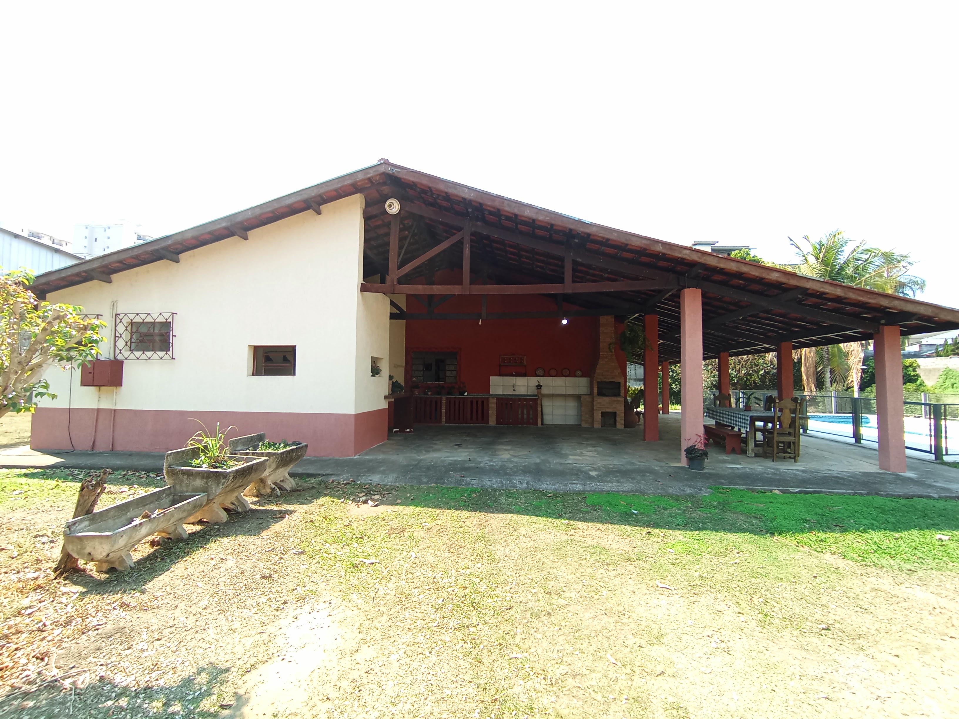 Chácara para venda e locação com 3 dormitórios no bairro Santana em Pindamonhangaba/SP.