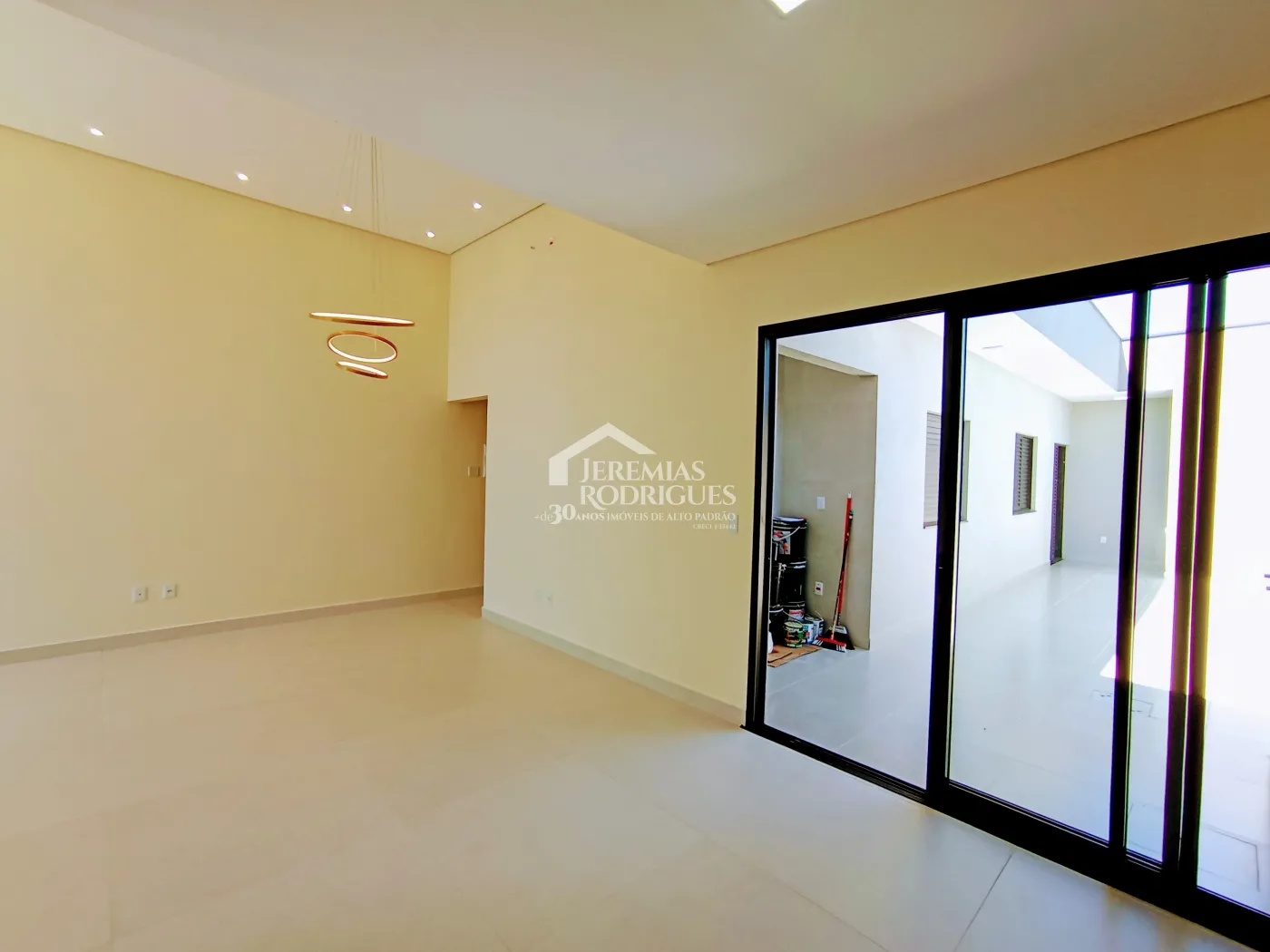 Casa para venda e locação com 3 dormitórios no Bosque da Imperatriz em Pindamonhangaba/SP.