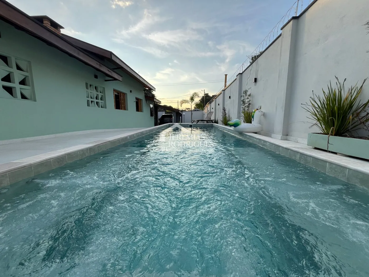 Casa à venda com 2 suítes no bairro Quiririm em Taubaté/SP.