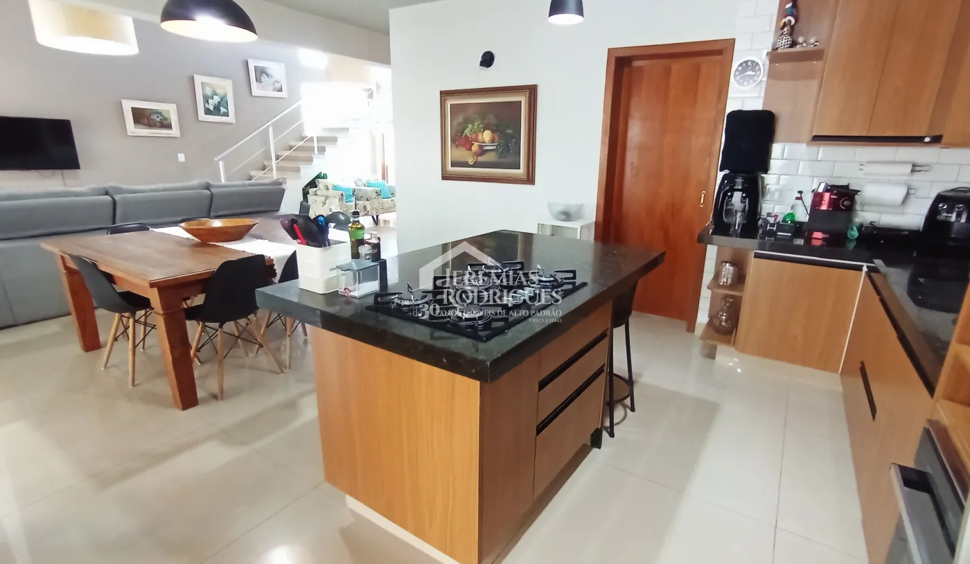 Casa à venda com 3 suítes no Condomínio Moema Ville em Pindamonhangaba/SP.