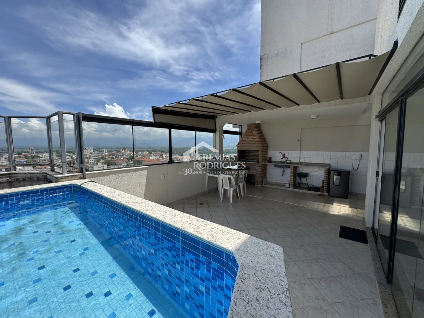 Apartamento à venda com 3 suítes, 276 m² no Edifício Vienna em Pindamonhangaba/SP.