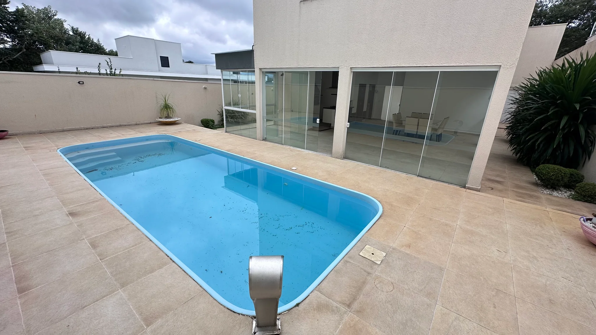 Casa para locação e venda no Condomínio Reserva dos Lagos em Pindamonhangaba/SP.